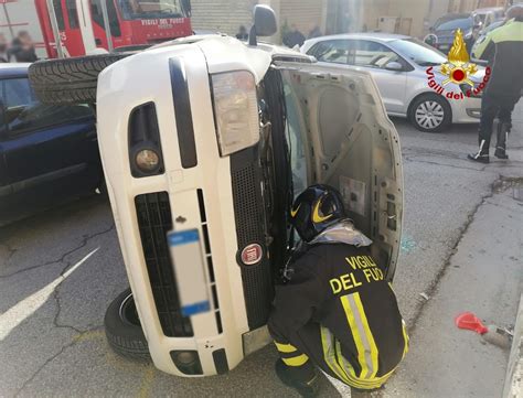 Incidente Stradale Fra Due Auto Un Mezzo Si Ribalta Riviera Oggi