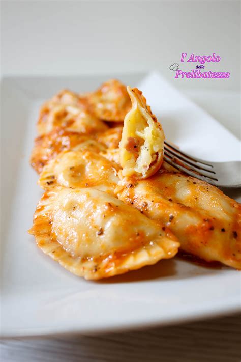 Ravioli Ripieni Di Patate E Speck In Salsa Burro E Salvia L Angolo