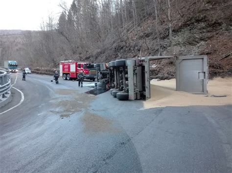 Un tir plin cu cereale s a răsturnat aseară pe DN 1A la Cheia