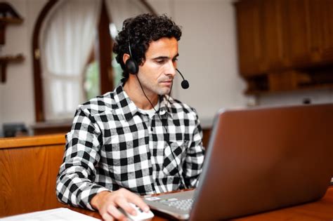 Cara Usando Fone De Ouvido E Conceito De Teletrabalho De Computador