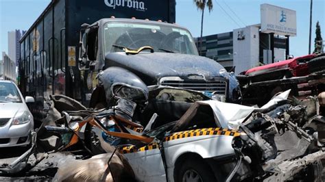 Camión cervecero se queda sin frenos e impacta a ocho autos en San