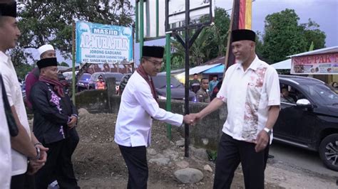 Foto Gubernur Mahyeldi Serahkan Bantuan Uang Ke Masjid Al Muhajirin