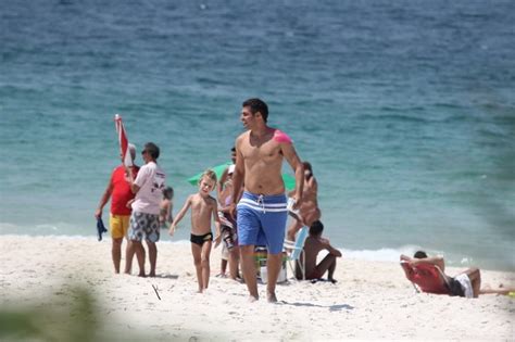 Ego Thiago Lacerda Aproveita Bom Tempo E Curte Praia A Fam Lia