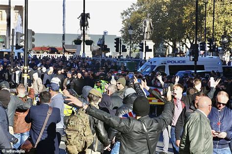 Met Police Surround Pubs And Order Hooligans Participating To The Pro