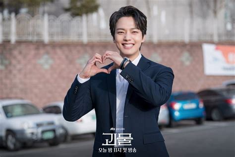 Potret Menawan Yeo Jin Goo Kenakan Jas Di Drama Beyond Evil