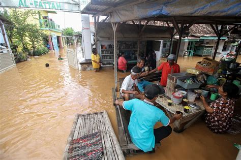 FOTO Banjir Rendam Belasan Desa Di Tiga Kecamatan Kabupaten Pasuruan