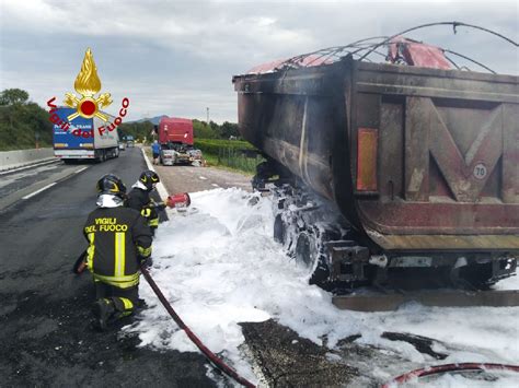 Camion Prende Fuoco In Tangenziale Autista E Pompieri Evitano Il Peggio