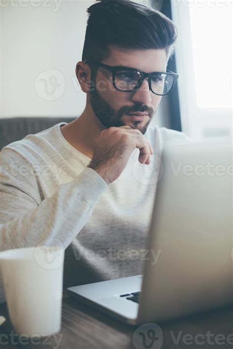 Pensando Em Solução Jovem Pensativo Em óculos Trabalhando No Laptop E