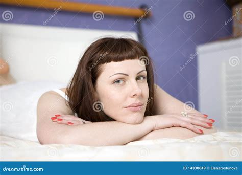 Mulher Que Encontra Se Na Cama Imagem De Stock Imagem De Olhar