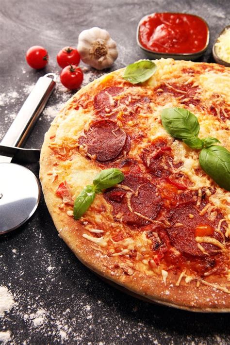 Italiaanse Pizza Met Salami Pepperoni Met Gesmolten Kaas Rode