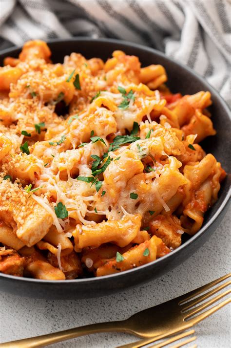 One Pot Chicken Parmesan Pasta | The Clean Eating Couple