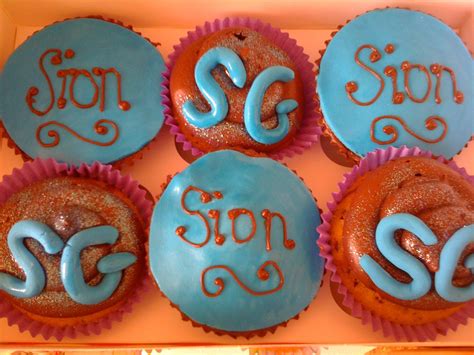 Monogrammed Cupcakes Made By Samantha Jenkins D Monogram Cupcakes