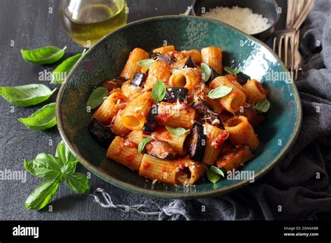 Pasta Alla Norma Italienische Pasta Mit Auberginen Tomatensauce Und