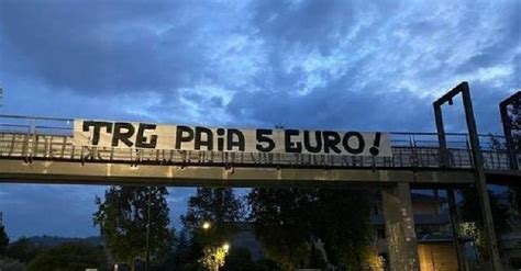 Pidocchi E Venditori Di Calzoni Salerno E Il Derby Striscioni Duri