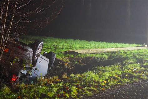 Auto Belandt Op De Kop In Sloot Bij Assen Politie Onderzoekt Mogelijke