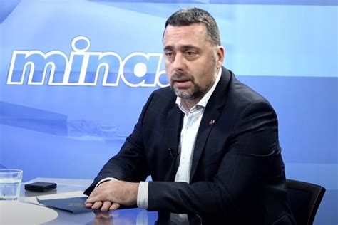 Đurović Gotovo da nema neke estradne zvijezde koja nije da li na trgu