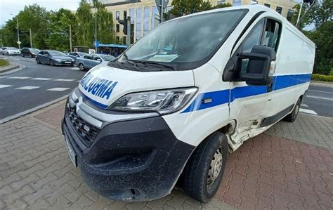 Wypadek karetki i samochodu Kierowca ambulansu jechał na sygnałach bez