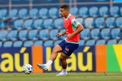 Fernando Diniz Convoca Dois Jogadores Do Fluminense Para A Sele O