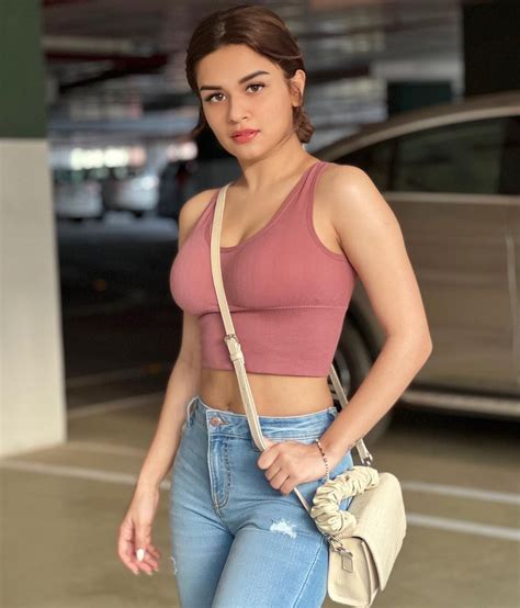 Avneet Kaur 💦 That Shape 💦 Indiancelebscenes