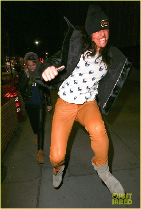 Cara Delevingne Michelle Rodriguez Lean In For A Kiss At Knicks Game