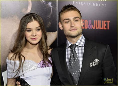 Hailee Steinfeld And Douglas Booth Romeo And Juliet Premiere Pair Photo 601354 Photo Gallery