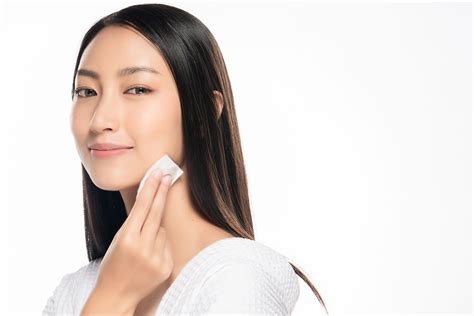 Perbaiki Skin Barrier Agar Kulit Glowing Dengan Rekomendasi Toner Ini