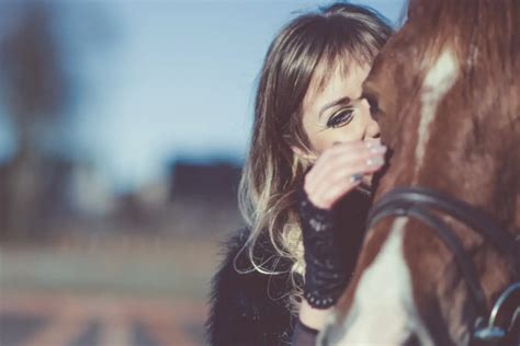 Cavalo Continua Abra Ando A Mulher Quando O Veterin Rio Olha O