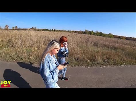 Vibradores remotos dentro de dos chicas calientes diversión pública SFW Parte 1 XVIDEOS