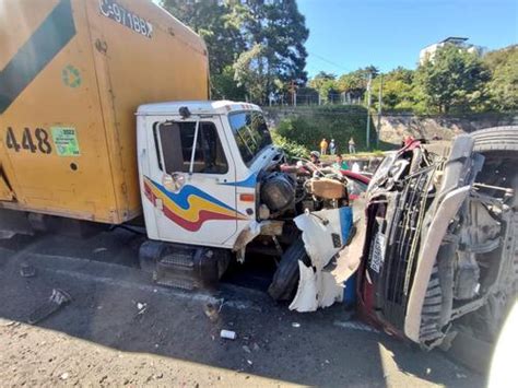 Im Genes Del Accidente Cami N Sin Frenos Destruye Cuatro Autos