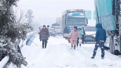 极端暴雪冻雨下的滞留旅客：困在高速2天2夜，回家路变得更“遥远”凤凰网