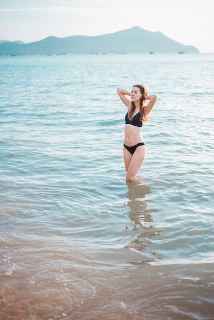 Hermosa Mujer En Bikini Negro Est Disfrutando Con Agua De Mar En La