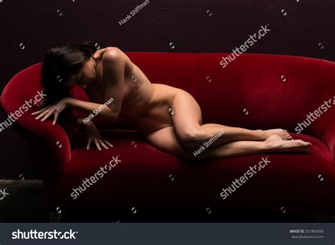 Pretty Young Brunette Lying Nude On库存照片251965699 Shutterstock