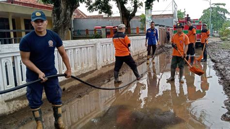 Pasca Banjir Petugas Gabungan Bersihkan Material Lumpur Pantura