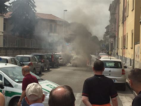 Corsico Il Motore Dellauto Prende Fuoco Paura In Centro Corriere It