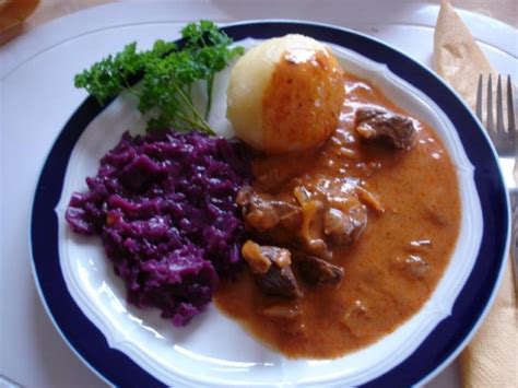 Rindergulasch Mit Kn Del Und Apfel Rotkohl Rezept Kochbar De