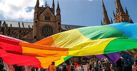 Personnes en deuil et manifestants aux funérailles du cardinal George