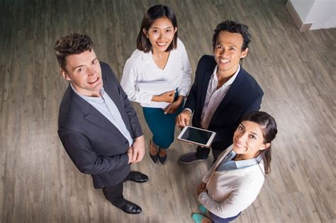 Joven Sonriente Del Asunto Reuni N Del Equipo De Oficina Pasillo Foto