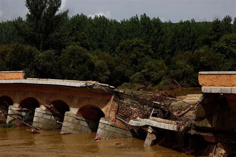 Foto Dua Warga Tewas Akibat Banjir Di Spanyol Jembatan Putus