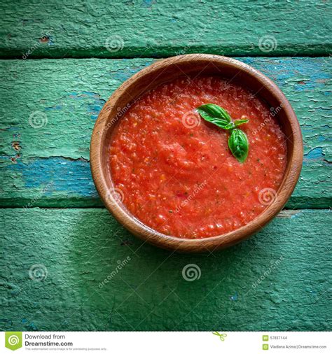 Sopa Do Gazpacho Do Tomate Na Tabela De Madeira Velha Foto De Stock