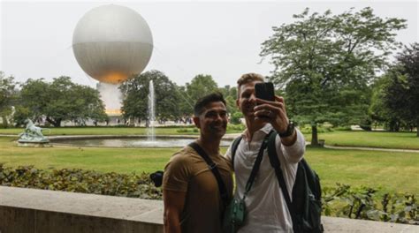 El pebetero olímpico ilumina los ojos de los turistas y el cielo de