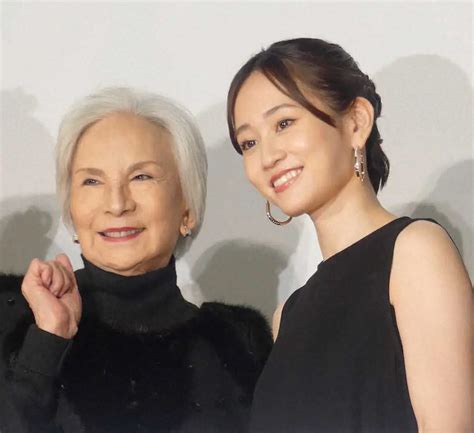 主演映画の舞台挨拶に登場した前田敦子（右）とカルーセル麻紀 ― スポニチ Sponichi Annex 芸能