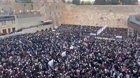 Rezan en el Muro de las Lamentaciones por la liberación de los rehenes