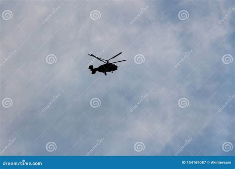 El Helic Ptero Militar Ruso Vuela En El Cielo Azul Imagen De Archivo