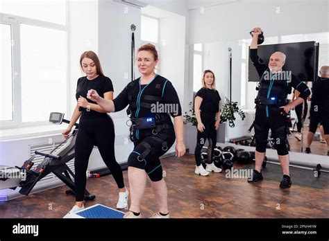 Mature Woman With Personal Trainer Immagini E Fotografie Stock Ad Alta Risoluzione Alamy