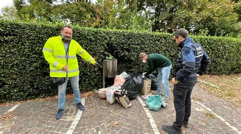 Rifiuti Abbandonati Per Strada A Faenza La Polizia Locale Apre I