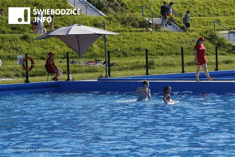 Basen Odkryty W Wiebodzicach B Kitna Woda I Zielona Trawa