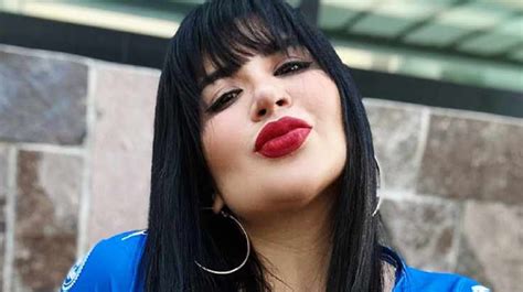 chivas marzhe ponce enamora  sus fans modelando su silueta en