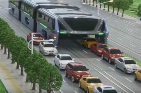 Ônibus gigante que passa por cima dos carros ganha protótipo em tamanho