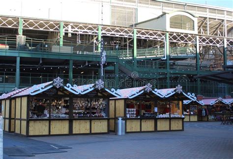 Christmas Decorations at Park at Wrigley, Chicago Cubs Wrigley Field ...