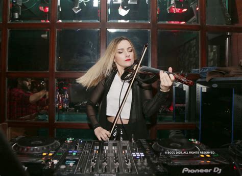 revellers groove   tune  violin  etimes photogallery page